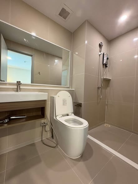 bathroom of Aspire Asoke-Ratchada