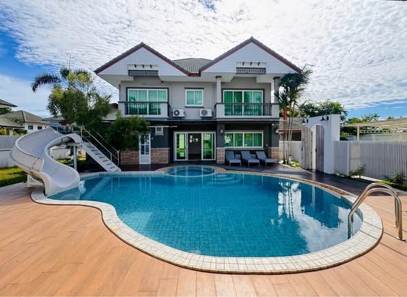 pool of Baan Dusit Pattaya View