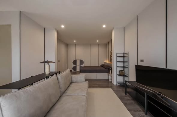 bedroom and living room of Baan Klang Muang Classe Sukhumvit 77