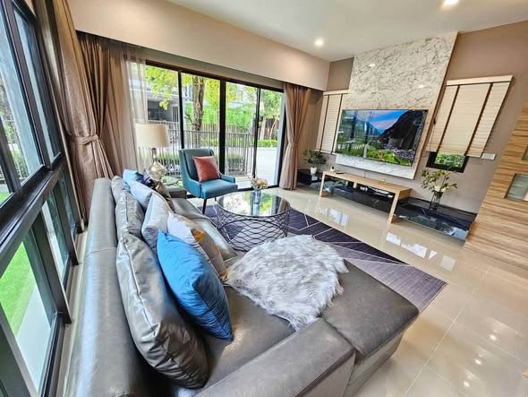 living room and bedroom of Baan Lumpini Suan Luang Rama 9