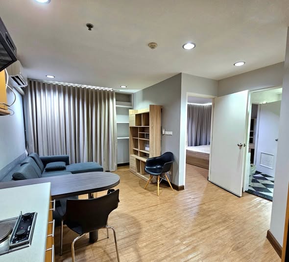 bedroom and room interior of Baan Pathumwan Condominium