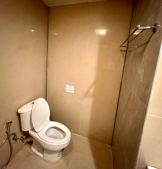 bathroom of Baan Sathorn Chao Phraya