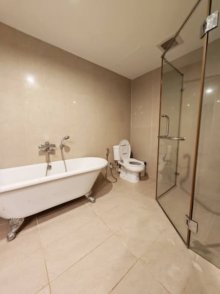 bathroom of Baan Sathorn Chao Phraya