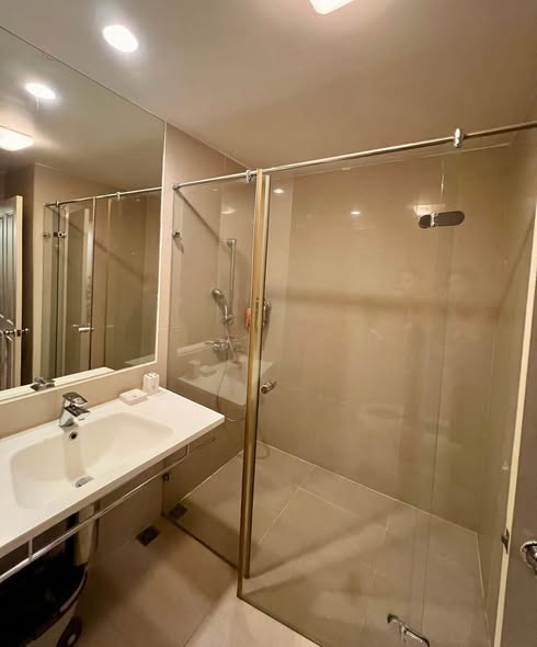 room interior and bathroom of Baan Sathorn Chao Phraya