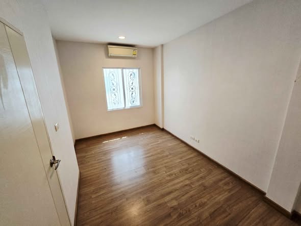 Ban Klang Mueang S-Sense Sathorn-Taksin 2