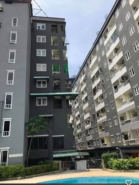 pool of Bang Khun Non Rim Nam Condominium