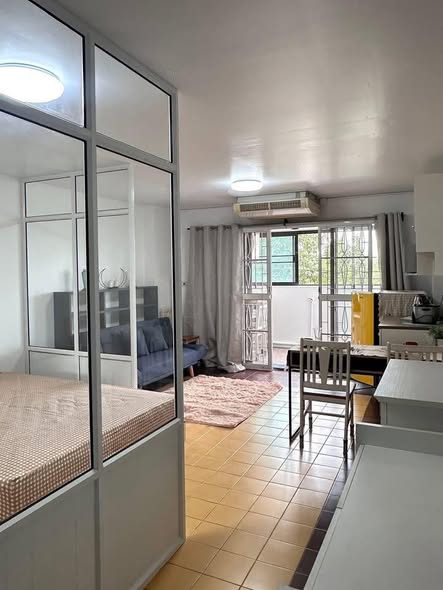 bedroom and room interior of คอนโดฌ็องเซลิเซ่ ศรีสมาน