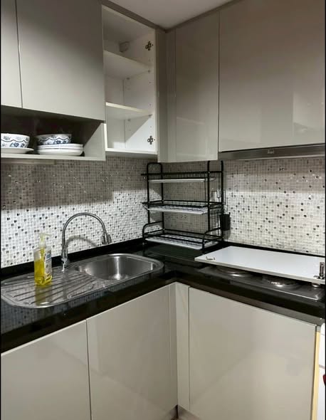 bathroom and kitchen of Belle Grand Rama 9