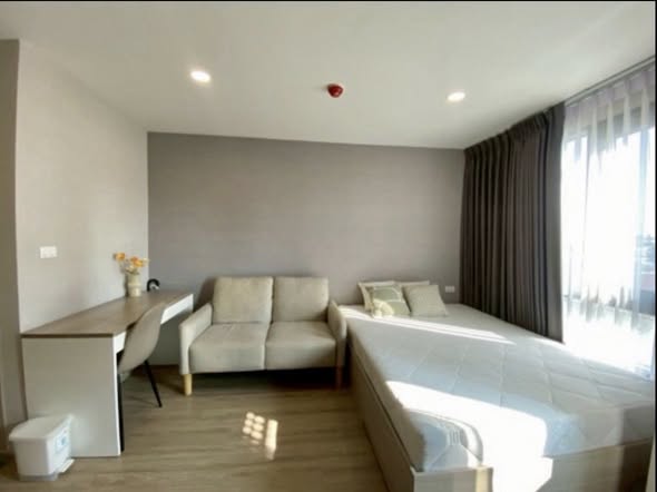 living room and bedroom of Brompton Pet Friendly Samrong Station บรอมป์ตัน เพ็ท เฟรนด์ลี่ สำโรง สเตชั่น