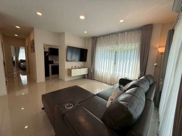 bedroom and living room of Centro Bangna-Wongwaen เซนโทร บางนา-วงแหวน