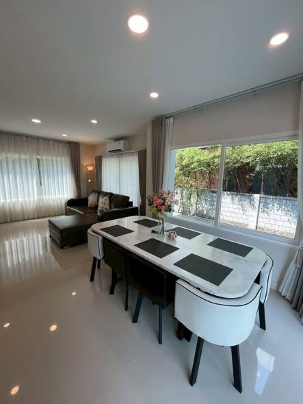 living room and room interior of Centro Bangna-Wongwaen เซนโทร บางนา-วงแหวน