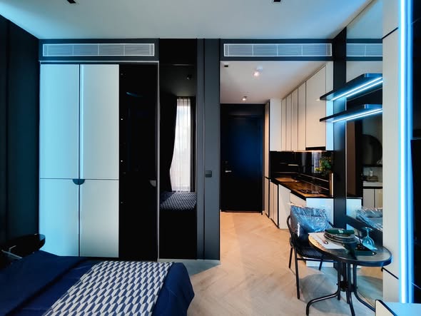 bedroom and room interior of Chapter Charoennakhon–Riverside