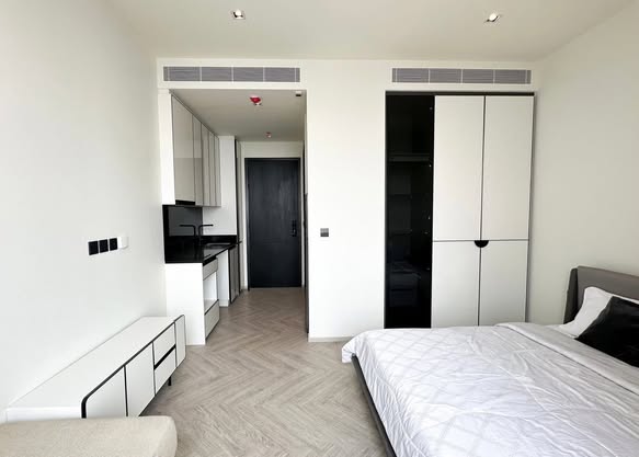 bedroom and room interior of Chapter Charoennakhon–Riverside