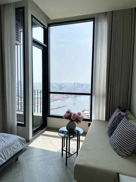 bedroom and room interior of Chapter Charoennakhon–Riverside