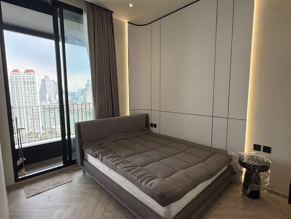 bedroom and room interior of Chapter Charoennakhon–Riverside
