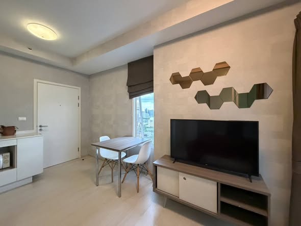 bedroom and living room of Chapter One Eco Ratchada-HuaiKhwang