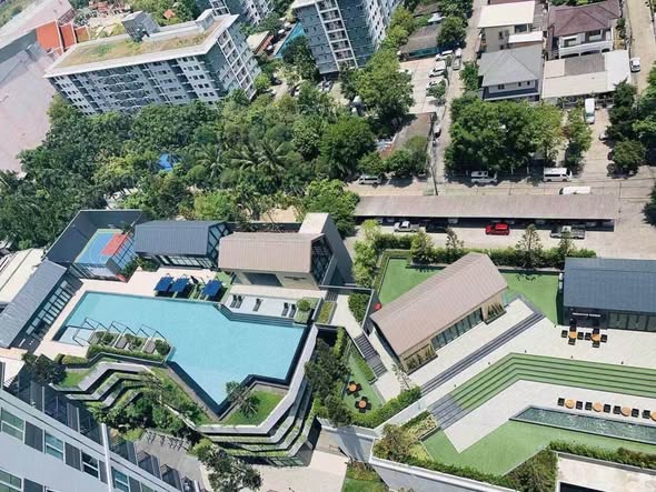 pool of Chapter One Eco Ratchada-HuaiKhwang