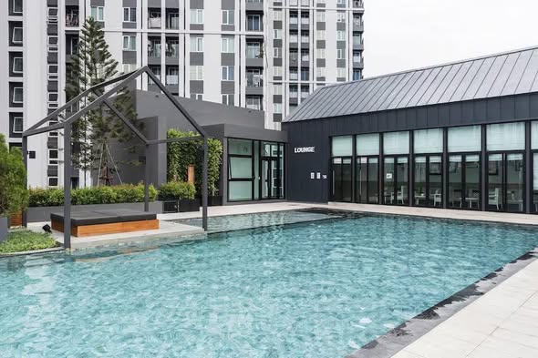 pool of Chapter One Eco Ratchada-HuaiKhwang