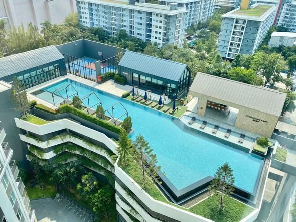 pool of Chapter One Eco Ratchada-HuaiKhwang