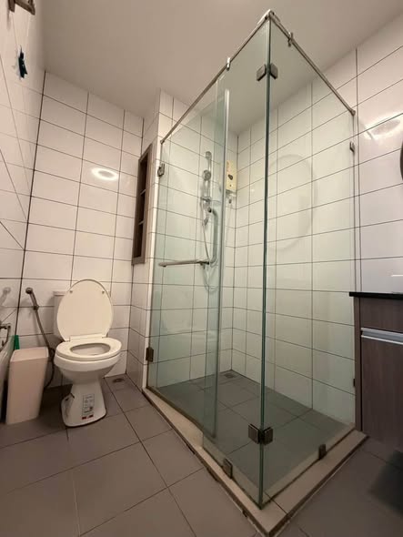 room interior and bathroom of Chapter One Eco Ratchada-HuaiKhwang