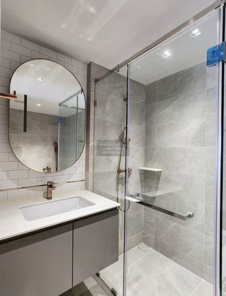 room interior and bathroom of CHAPTER THONGLOR 25