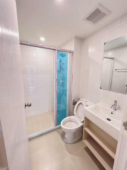 room interior and bathroom of Chewathai Hallmark Ladprao – Chokchai 4
