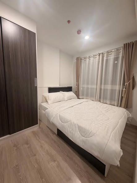 bedroom and room interior of Chewathai Phetkasem 27