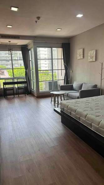 living room and bedroom of Citi smart Sukhumvit 18