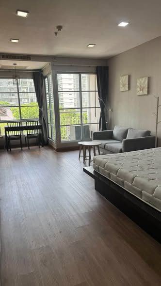 living room and bedroom of Citi smart Sukhumvit 18