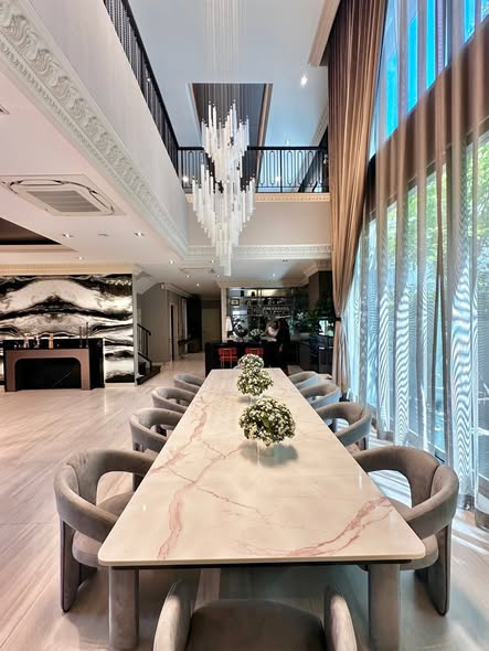 living room and room interior of แกรนด์ บางกอก บูเลอวาร์ด ปิ่นเกล้า-กาญจนาฯ (Grand Bangkok Boulevard Pinklao – Kanchana)