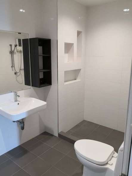 room interior and bathroom of Greenwich