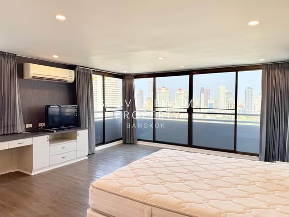 bedroom and room interior of H Sukhumvit 43 Condominium