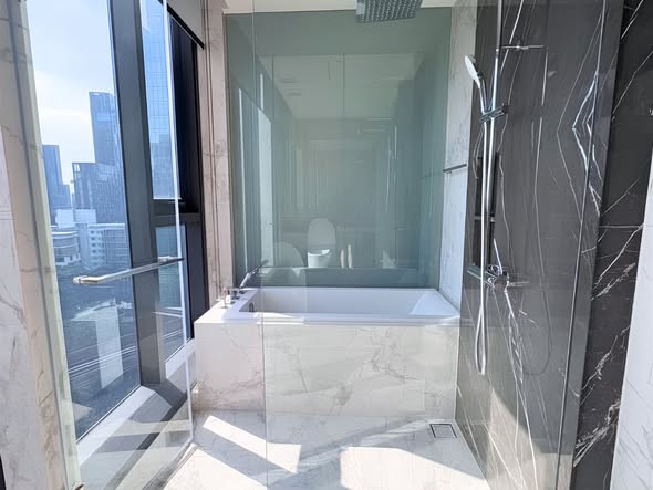 bathroom of HYDE Heritage Thonglor, Sukhumvit 59 main road