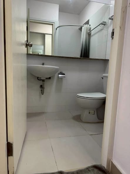 bathroom of i-House Laguna Garden RCA – Building A (Blue)