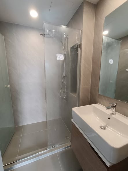 room interior and bathroom of IDEO Chula-Sam Yan