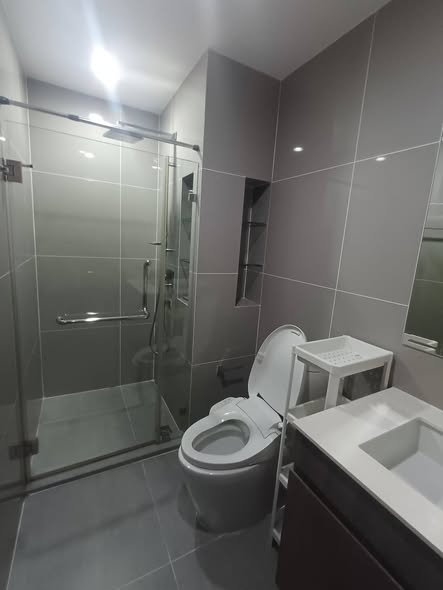 room interior and bathroom of Ideo Mobi Asoke