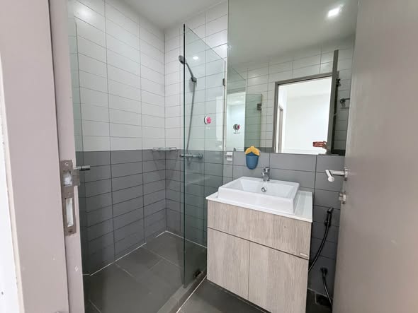room interior and bathroom of Ideo Mobi Sukhumvit 81