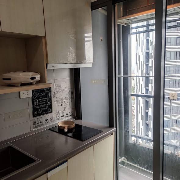 kitchen of Ideo Mobi Sukhumvit Eastgate