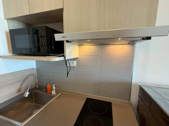 kitchen of Ideo Mobi Sukhumvit Eastgate