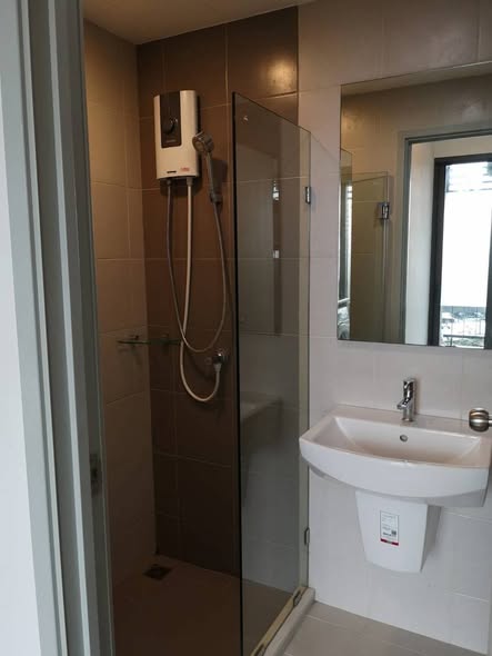 room interior and bathroom of Ideo Mobi Sukhumvit Eastgate