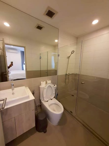 room interior and bathroom of Ideo Q Ratchathewi