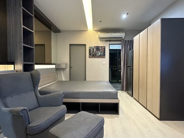 bedroom and room interior of IDEO Sukhumvit 115