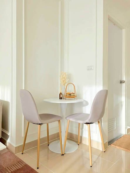 room interior of Iris Avenue