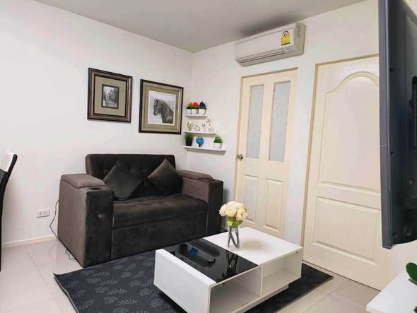bedroom and living room of Kensington Bearing
