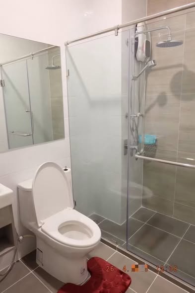 room interior and bathroom of KnightsBridge Collage – Ramkhamhaeng