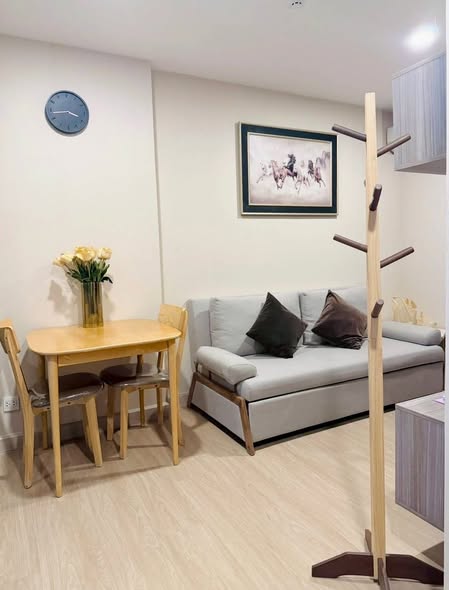 living room and bathroom of KnightsBridge Phaholyothin Interchange