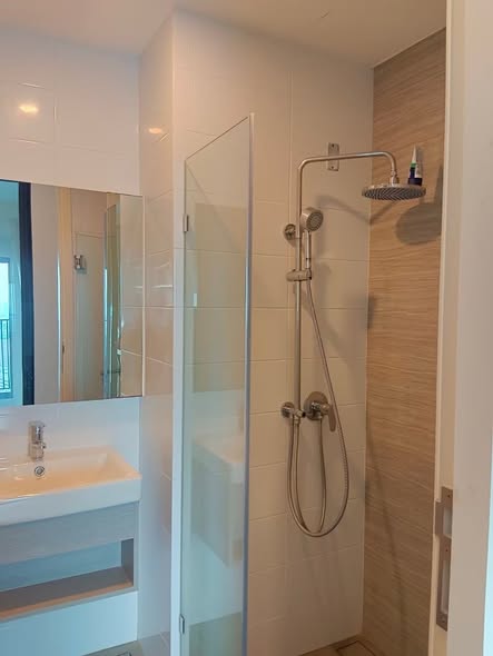 room interior and bathroom of Knightsbridge Sukhumvit-Thepharak
