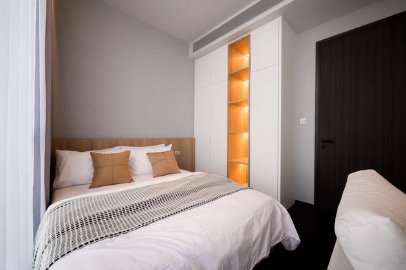 bedroom and room interior of LAVIQ Sukhumvit 57