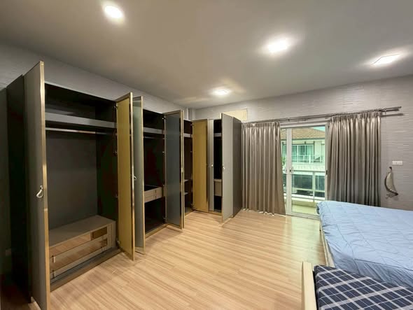 bedroom and room interior of Le Neo I-II