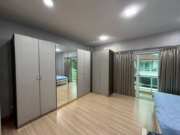 bedroom and room interior of Le Neo I-II